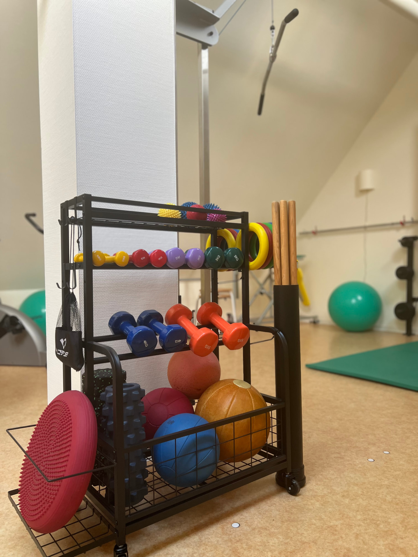 Therapiegeräte und Hanteln