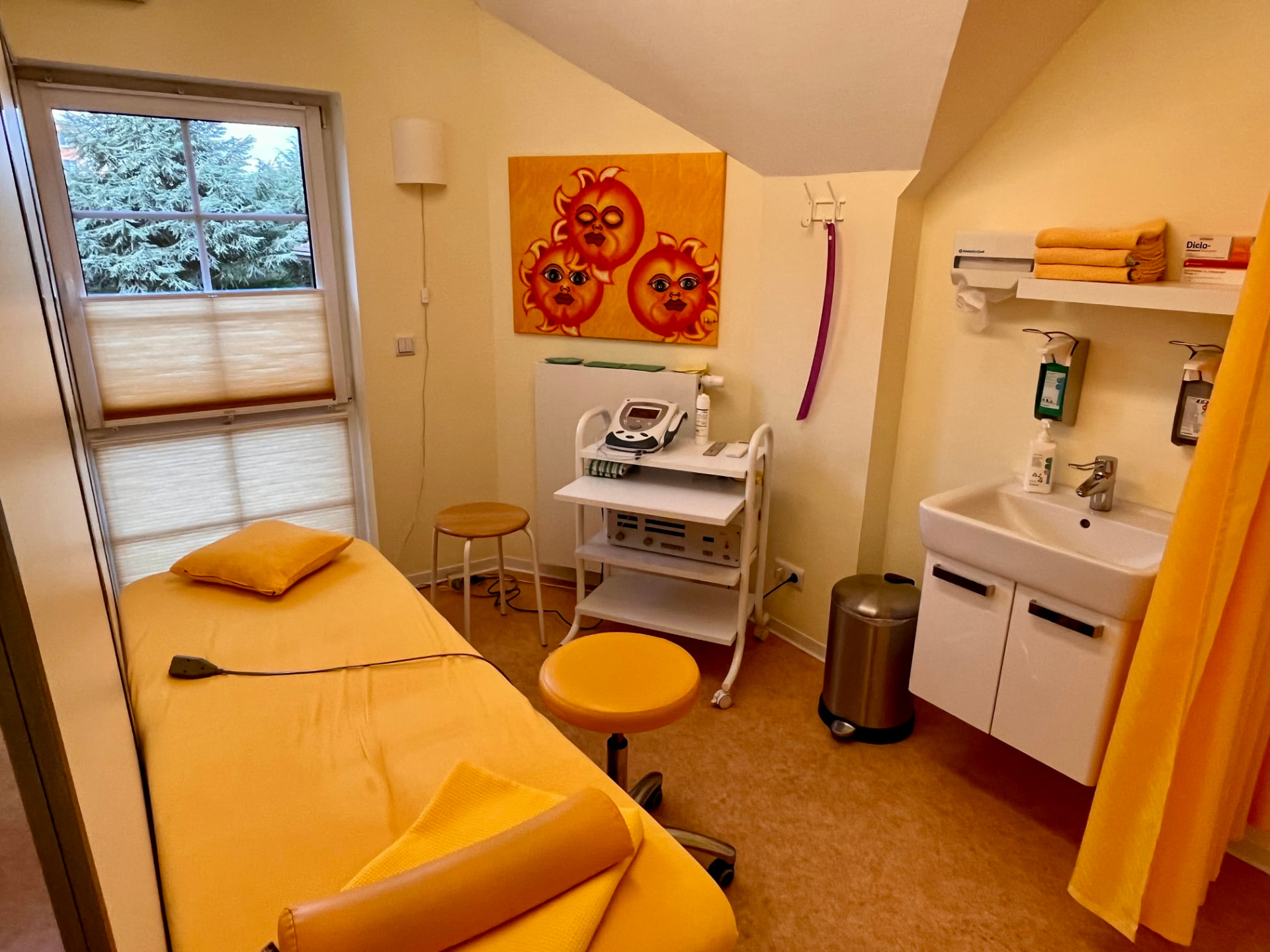Behandlungsraum mit Therapieliege